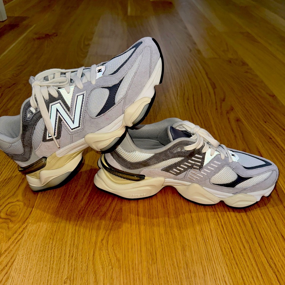Womens Size 10 New Balance 9060. Worn 2 times